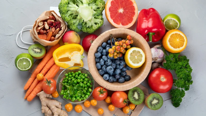 Vitamina C: pesë role të rëndësishme dhe burimet ushqimore